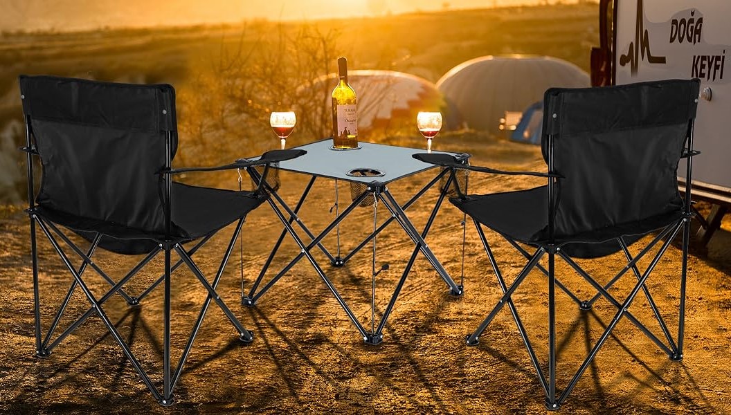 čierny kempingový stolík a stoličky